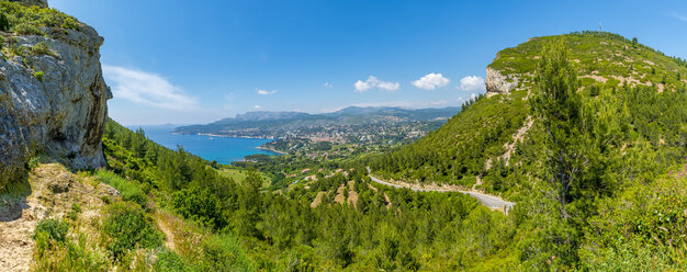 Frankreich, Bouche du Rhone, Les Calanques, Blick auf die Bucht von Cassis - FRF00666