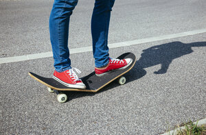 Frau steht auf kaputtem Skateboard - AIF00502