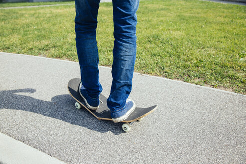 Mann steht auf kaputtem Skateboard - AIF00503