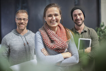 Porträt von glücklichen Kollegen im Büro - ZEF15552