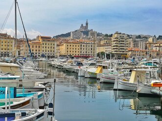 France, Marseille, old harbor and marina with Basilique Notre-Dame de la Garde - FRF00672