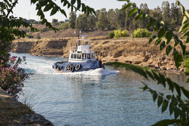 Griechenland, Korinthia, Kanal von Korinth, Fischerboot - MAMF00103