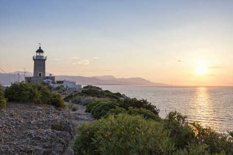 Griechenland, Golf von Korinth, Perachora, Leuchtturm von Heraion bei Sonnenuntergang, lizenzfreies Stockfoto