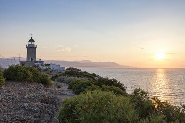 Griechenland, Golf von Korinth, Perachora, Leuchtturm von Heraion bei Sonnenuntergang - MAMF00110