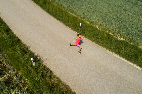 Junge Frau beim Joggen - MAEF12612