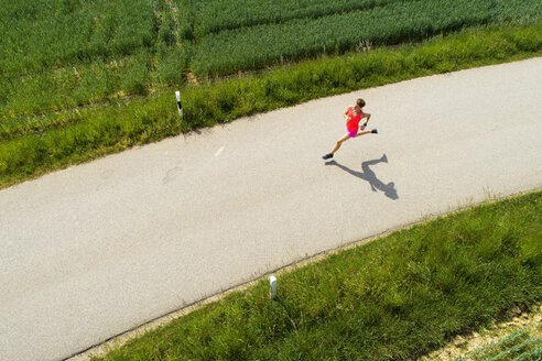 Junge Frau beim Joggen - MAEF12613