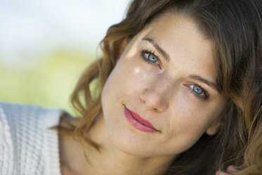 Portrait of smiling young woman - MAEF12621