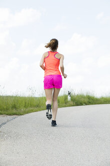 Junge Frau beim Joggen - MAEF12639