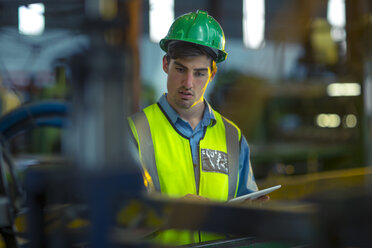 Engineer in industrial plant inspecting machines - ZEF15583