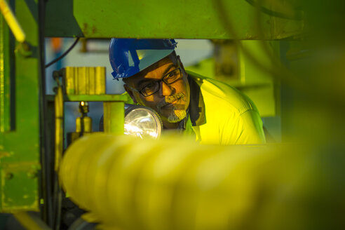 Ingenieur in einem Industriebetrieb, der Maschinen inspiziert - ZEF15589