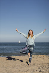 Frau beim Yoga am Strand, Baumstellung - MAUF01426