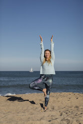 Frau beim Yoga am Strand - MAUF01427