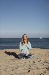 Frau beim Yoga am Strand, Lotussitz - MAUF01430