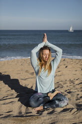 Frau beim Yoga am Strand, Lotussitz - MAUF01431