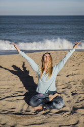 Frau beim Yoga am Strand - MAUF01432