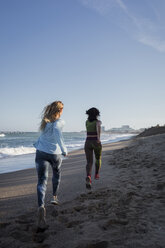 Frauen beim Workout am Strand - MAUF01438