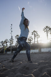 Frau beim Workout am Strand - MAUF01439