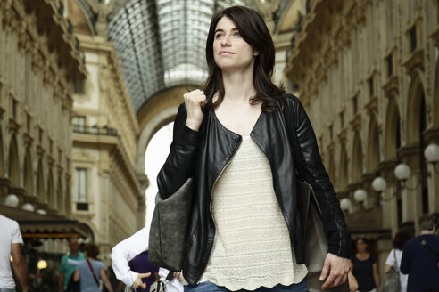 Frau beim Einkaufen in der Galleria Vittorio Emanuele II, Mailand, Italien - CUF21246