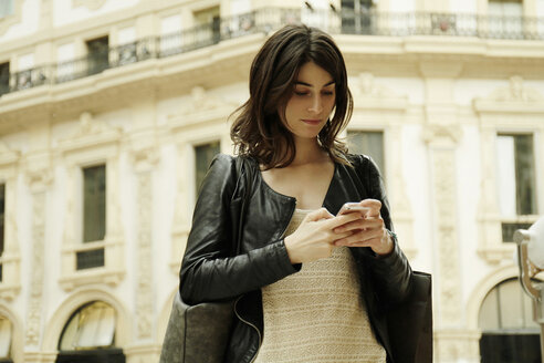 Frau liest Smartphone-Text in der Galleria Vittorio Emanuele II, Mailand, Italien - CUF21247