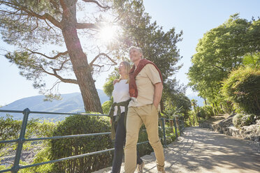Älteres Paar beim Wandern auf der Landstraße, Meran, Südtirol, Italien - CUF21292