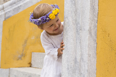 Weibliches Kleinkind mit geblümtem Kopfschmuck, das von einer Treppe blickt, Beja, Portugal - CUF21305