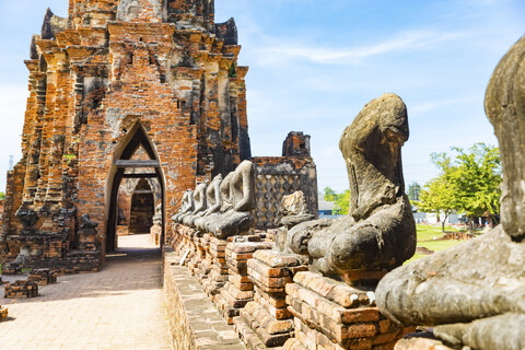 Thailand, Ayutthaya, Ruinen des Tempels Wat Chaiwatthanaram in der historischen Stadt Ayutthaya, lizenzfreies Stockfoto