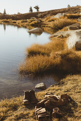 Wanderschuhe und Jeans am Seeufer, Mineral King, Sequoia National Park, Kalifornien, USA - ISF07476