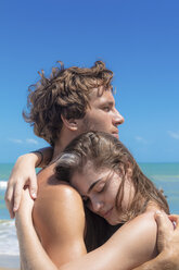 Young couple hugging on beach, Taiba, Ceara, Brazil - ISF07482