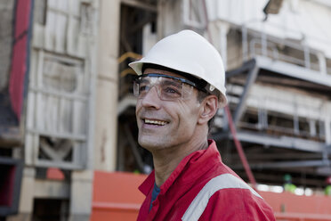 Glücklicher Ingenieur auf einer Bohrinsel - ISF07493