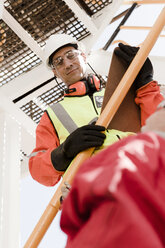 Ingenieur bei der Arbeit auf einer Bohrinsel - ISF07500