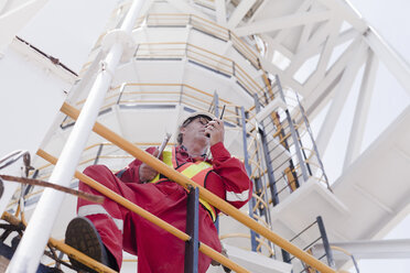 Ingenieur bei der Arbeit auf einer Bohrinsel - ISF07504