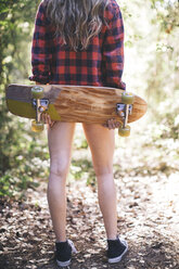 Frau mit Skateboard im Park - ISF07523