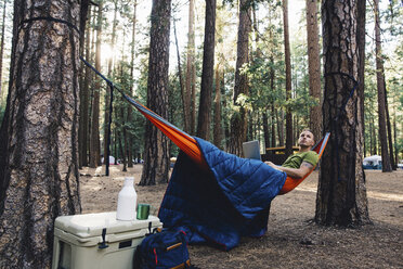 Wanderer in Hängematte mit Laptop, Yosemite, Kalifornien, USA - ISF07611