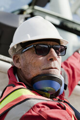 Ingenieur bei der Arbeit auf einer Bohrinsel - ISF07642