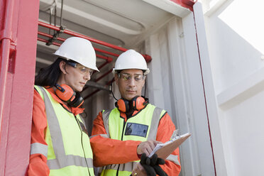 Ingenieure im Gespräch auf der Bohrinsel - ISF07647