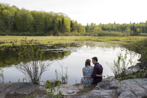 Ehepaar genießt den See, Ottawa, Ontario - ISF07744
