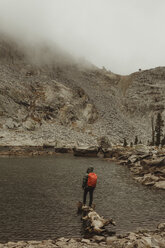 Rückansicht eines männlichen Wanderers, der aus dem See schaut, Mineral King, Sequoia National Park, Kalifornien, USA - ISF07769