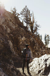 Männlicher Wanderer auf Bergpfad, Mineral King, Sequoia National Park, Kalifornien, USA - ISF07774