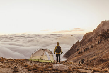 Rear view of male hiker looking out over the clouds, Mineral King, Sequoia National Park, California, USA - ISF07781