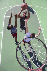 Gruppe von männlichen Freunden spielt Basketball auf einem Platz im Freien, Blick von oben - ISF07802