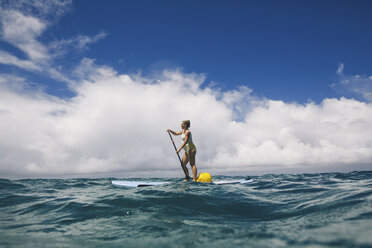 Schwangere mittelgroße Frau beim Stand Up Paddleboarding im Meer, Makua Beach, Hawaii, USA - ISF07809