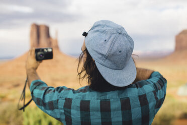 Rückansicht eines jungen Mannes, der ein Selfie macht, Monument Valley, Arizona, USA - ISF07815