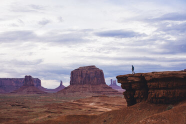 Silhouettierter Mann auf einem Sandsteinfelsen, Monument Valley, Arizona, USA - ISF07817