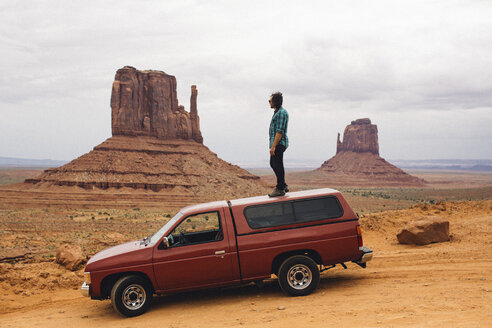 Junger Mann blickt vom Dach eines Geländewagens aus, Monument Valley, Arizona, USA - ISF07819