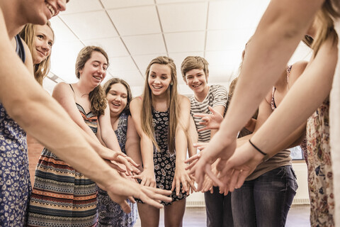 Ein Kreis von Teenagern übt in einem Klassenzimmer einer High School den Tanz, lizenzfreies Stockfoto