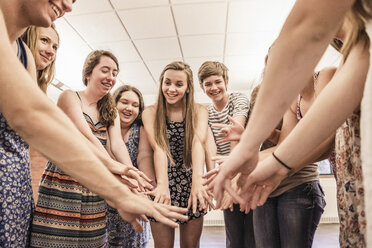 Ein Kreis von Teenagern übt in einem Klassenzimmer einer High School den Tanz - ISF07833