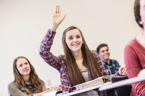 Teenager-Mädchen mit erhobener Hand im Unterricht in der High School - ISF07868