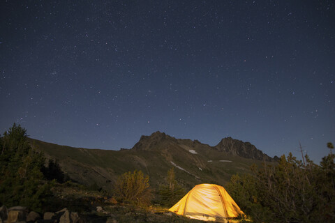 Nächtliches Zelten auf einer Bergkuppe, Enchantments, Alpine Lakes Wilderness, Washington, USA, lizenzfreies Stockfoto