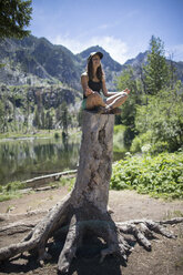 Wanderer übt Yoga auf einem Baumstumpf, Enchantments, Alpine Lakes Wilderness, Washington, USA - ISF07876