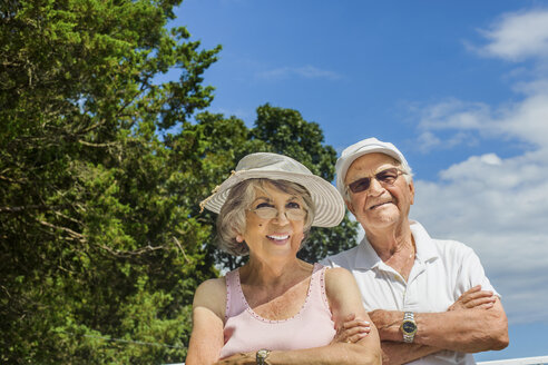 Glückliches Seniorenpaar im Urlaub in der Sonne - ISF07877